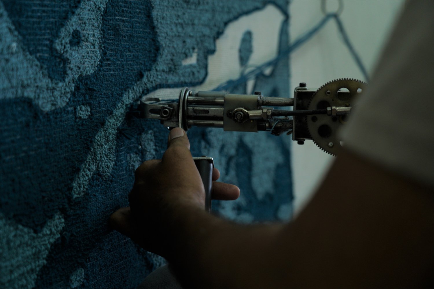 TUFTING HAND TUFTED VERSUS MACHINE MADE RUGS